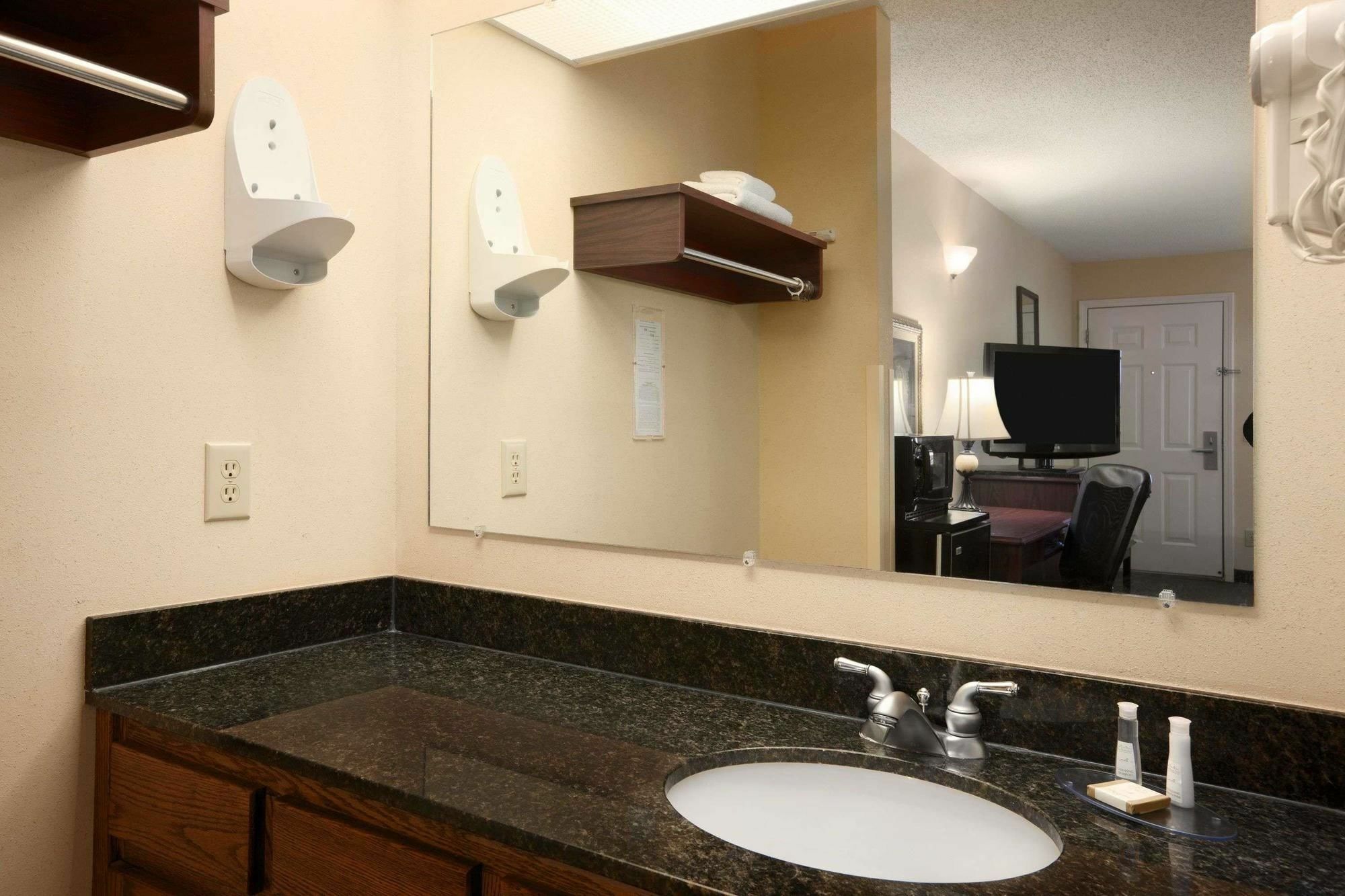 Hotel Baymont By Wyndham Gaffney Habitación foto